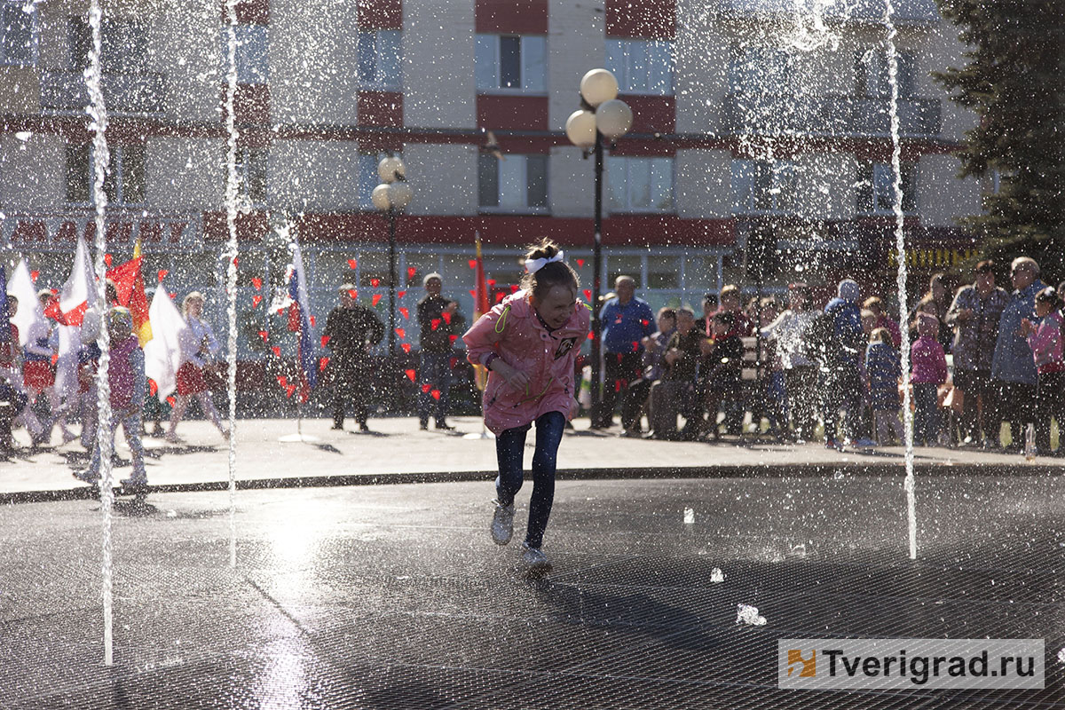 Погода в твери синоптик. Фонтан в Заволжье. Открытие фонтанов в Твери. Фонтаны в Твери Весна. Тверь Тверская площадь мэр открывает фонтан.