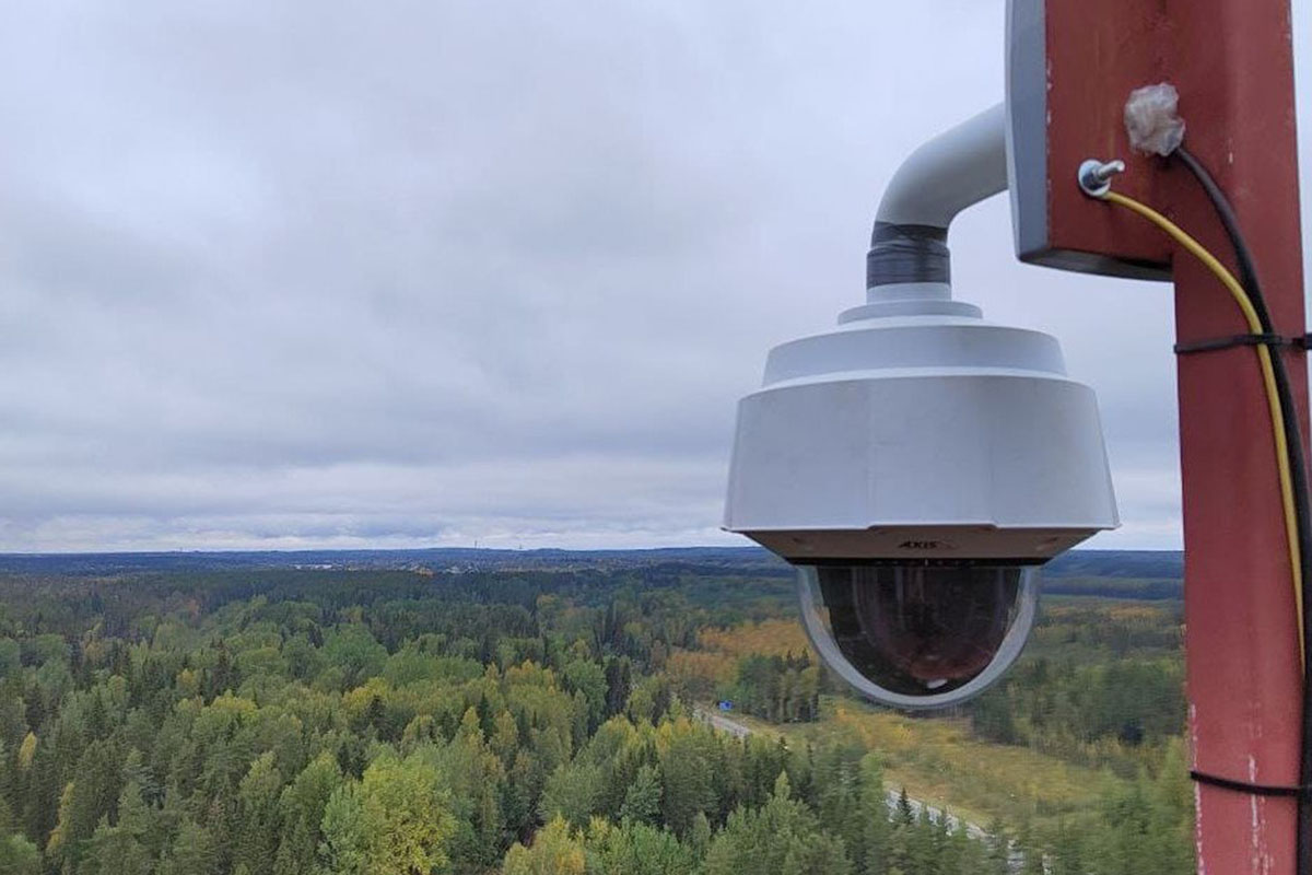 Сторож пожарный. Вышка в лесу с камерой. Система видеомониторинга лесных пожаров. Камеры слежения за пожарной обстановкой в лесах. Мониторинг лесных пожаров видеомониторинг поворотные камеры.