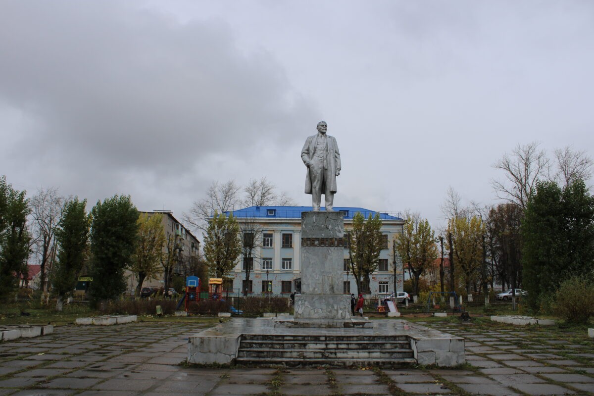 Дмитровский Погост памятник Ленину и